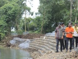 Pj. Bupati Kunjungi Pembangunan Tanggul Bantaran Sungai Pangkarode Kecamatan Polongbangkeng Selatan