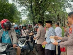 Berkah Ramadhan 1445 H, Polda Sulsel Bagi Takjil Kepada Pengguna Jalan