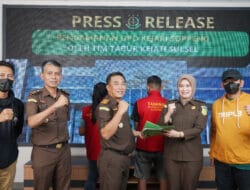Tim Tabur Intelijen Kejati Sulsel Berhasil Amankan Dua Orang Buronan Atas Tindak Pidana Perzinahan Kabupaten Soppeng