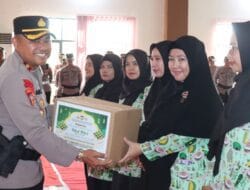 Kapolres Gowa dan Ketua Bhayangkari Bagikan Paket Lebaran ke Personel