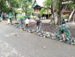 Personel Koramil 1426-06/Mapsu Bersama Warga Kerja Bakti Membuat Saluran Air