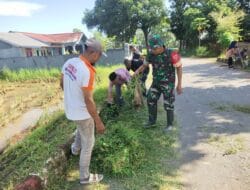 Cegah Banjir, Koramil 1426-07/Pattallassang Bersama Warga Kerja Bakti Bersihkan Saluran Air