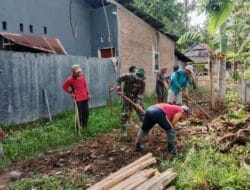 Koramil 1426-01/Polut Kerja Bakti Bersama Masyarakat Membuat Saluran Air Dan Membuat Jalan Paving Blok