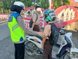 Personel Satlantas Polres Takalar Tegur Humanis Pelajar Tidak Menggunakan Helm