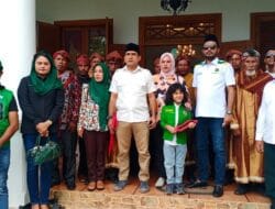 Ditemani Toko Adat Leisela, Azis Hentihu Kembalikan Formulir Pendaftaran