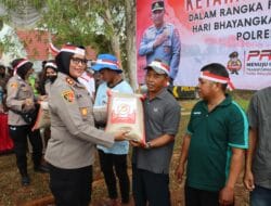 Kapolres Buru Salurkan Bantuan Bibit Untuk Petani