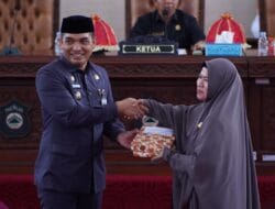 Hadiri Rapat Paripurna DPRD, Sekda Takalar Serahkan Dokumen Rancangan Perubahan KUA-PPAS TA 2024