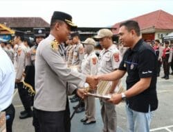 Kapolres Palopo Serahkan Penghargaan kepada Personel Berprestasi