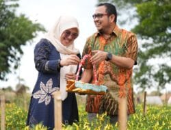 Sehari Sebelum Daftar ke KPU Gowa, Husniah Talenrang Didampingi Suami Lakukan Ziarah Makam Orangtua di Bontonompo