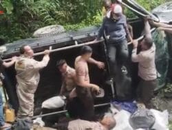 Mobil Pengangkut Logistik Pemilu Terguling di Kecamatan Fena Leisela
