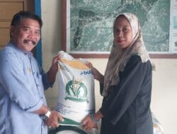 Lurah Pattallassang Salurkan Bantuan Beras Pangan untuk Warga Kurang Mampu