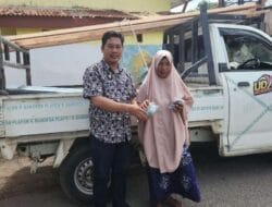 Kades Kampung Beru Serahkan Bantuan Terhadap Warga yang Terdampak Korban Angin Puting Beliung 