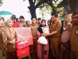Pj Bupati Takalar Serahkan Bantuan Korban Abrasi Pantai dan Banjir di Desa Aeng Batu-Batu