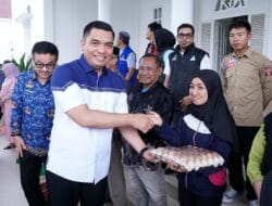 Peduli Korban Banjir Di Takalar, Pj. Bupati Takalar dampingi Pj. Gubernur Sulsel Serahkan Bantuan
