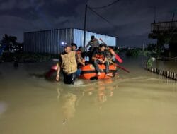 Sat Brimob Polda Sulsel Terjunkan Tim SAR Evakuasi Korban Banjir di Antang