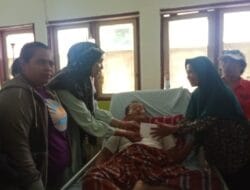 Santunan Sosial: Tim Ibu Dewan Bella Shofie Bantu Pasien Abdul Majid di RS Lala