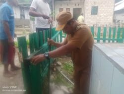 Semangat Ramadhan, Kepala Desa Hatawanu Bersama Masyarakat dan Mahasiswa KKN Gotong Royong Bersihkan Musholla