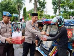 Kapolres Takalar Turun Langsung Bagikan Takjil, Pererat Kepedulian di Bulan Ramadan