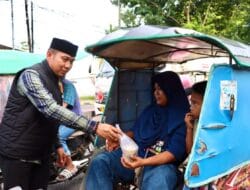 Hangatkan Ramadhan, Kasat Reskrim Polres Takalar Bagikan Takjil untuk Warga