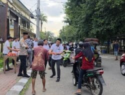 Kapolres Takalar di Akhir Masa Jabatan Berbagi Takjil kepada Masyarakat