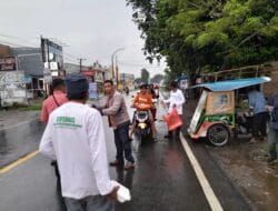 SEPERNAS DPC Takalar Berbagi Takjil di Tengah Hujan, Bukti Kepedulian di Bulan Ramadhan