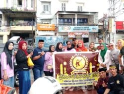 Guyuran Hujan Tak Surutkan Semangat! Komunitas KAK Berbagi Takjil di Perbatasan Makassar-Sungguminasa
