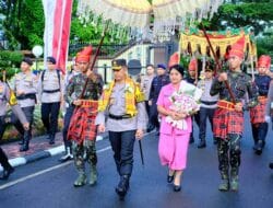 Meriah dan Penuh Makna! Tradisi Penyambutan Kapolda Sulsel Irjen Pol. Rusdi Hartono di Mako Polda Sulsel