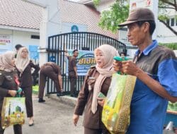 Kejari Takalar Berbagi Berkah Ramadan, Bagikan Sembako untuk Pengendara dan Warga Kota