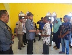 Pj Bupati Buru Serahkan Bantuan untuk Korban KM Fadil Jaya yang Tenggelam di Teluk Laha