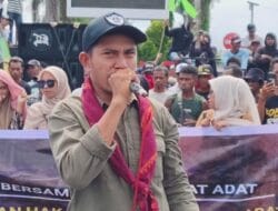 Ratusan Masyarakat Adat Buru Padati Jalan Tolak Kebijakan Gubernur Maluku Soal Tambang Gunung Botak