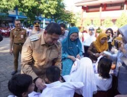 Dampingi Wali Kota Makassar Salurkan Seragam Sekolah Gratis, Melinda Aksa : Sangat Membantu Para Orang Tua