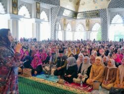 Wakil Wali Kota Makassar Hadiri Safari Dakwah, Ustadzah Oki Setiana Dewi : Sabar dan Shalat, Allah Janjikan Ketenangan