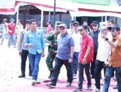 Bupati Takalar Bagikan Bendera Merah Putih dan Lepas Pawai Perahu di Desa Biring Kassi