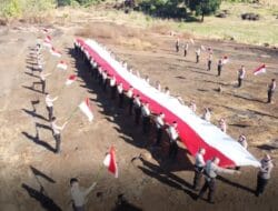 Berkibar di Puncak Bulu Pe’da, Polres Takalar Bentangkan Bendera Merah Putih Sepanjang 20 Meter