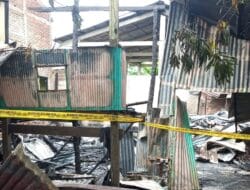 BREAKING NEWS: Si Jago Merah Lahap Rumah Panggung di Takalar, Kerugian Capai Puluhan Juta Rupiah