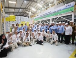 Titik Soeharto dan Munafri Tinjau Gudang dan Pengolahan Beras di Makassar