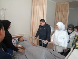 Wali Kota – Wawali Makassar Jenguk Korban Insiden DPRD, Pastikan Pengobatan Ditanggung BPJS