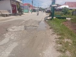Jalan Berlubang di Bandar Angin Buru, Warga Tambal Sendiri karena Pemerintah Tak Kunjung Turun Tangan