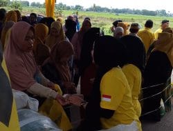 Rayakan HUT ke-61, Golkar Takalar Gelar Pasar Murah dan Santunan Anak Yatim: Warga Antusias, Harga Sembako Murah Meriah!