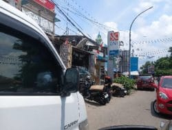 Parkir di Badan Jalan, Toko Bangunan Sinar Makmur Pari’risi Disorot, Pemkab Diminta Tegas Tanpa Tebang Pilih