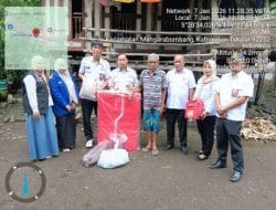 Didampingi Kades Lengkese, Dinsos Takalar Salurkan Bansos untuk Lansia Miskin Ekstrem