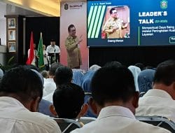 Perkuat Pelayanan Publik, Daeng Manye Serahkan SK Staf Kecamatan Poltim dan Laikang