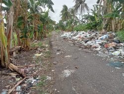 Potret Buram Perbatasan Duampanua Pinrang: Bau Menyengat dan Kubangan Lumpur Hantui Pengguna Jalan