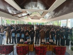 Daeng Manye Serahkan SK 393 Kepala Dusun, Tegaskan Pelayanan Harus “Tegak Lurus”