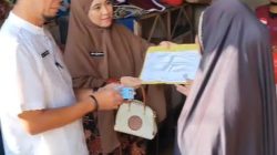 Dukcapil Takalar Serahkan KTP-el dan Sembako kepada Lansia Miskin Ekstrem