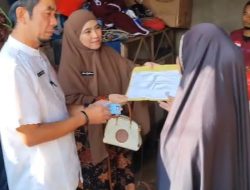 Dukcapil Takalar Serahkan KTP-el dan Sembako kepada Lansia Miskin Ekstrem