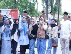 Semarak Ramadan, Diskominfo Takalar dan OPD Setda Berbagi Takjil di Depan Kantor Bupati