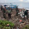 Ombak Membawa Sampah, TNI dan Warga Boddia Mengembalikan Pantai yang Hilang