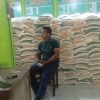 Sekdes Lengkese Turun Langsung Awasi Penyaluran Bantuan Pangan, Warga Mengaku Sangat Terbantu