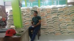 Sekdes Lengkese Turun Langsung Awasi Penyaluran Bantuan Pangan, Warga Mengaku Sangat Terbantu